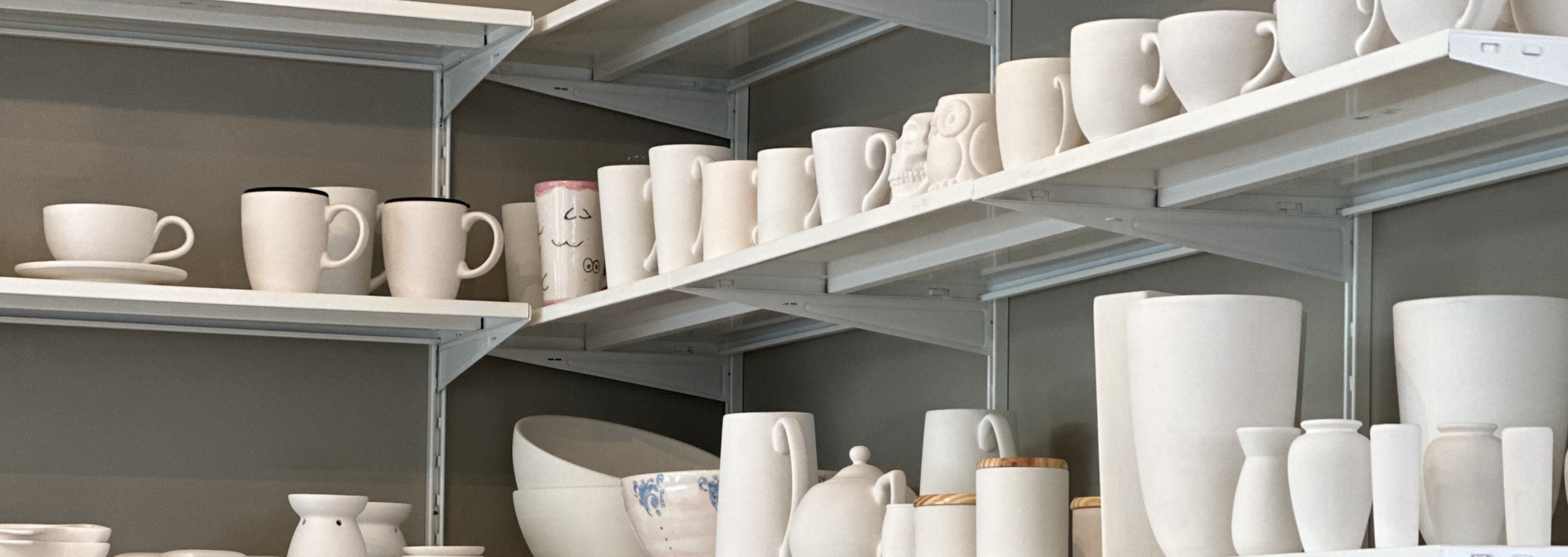 Therapeutic ceramic painting session at PURACERÁMICA studio