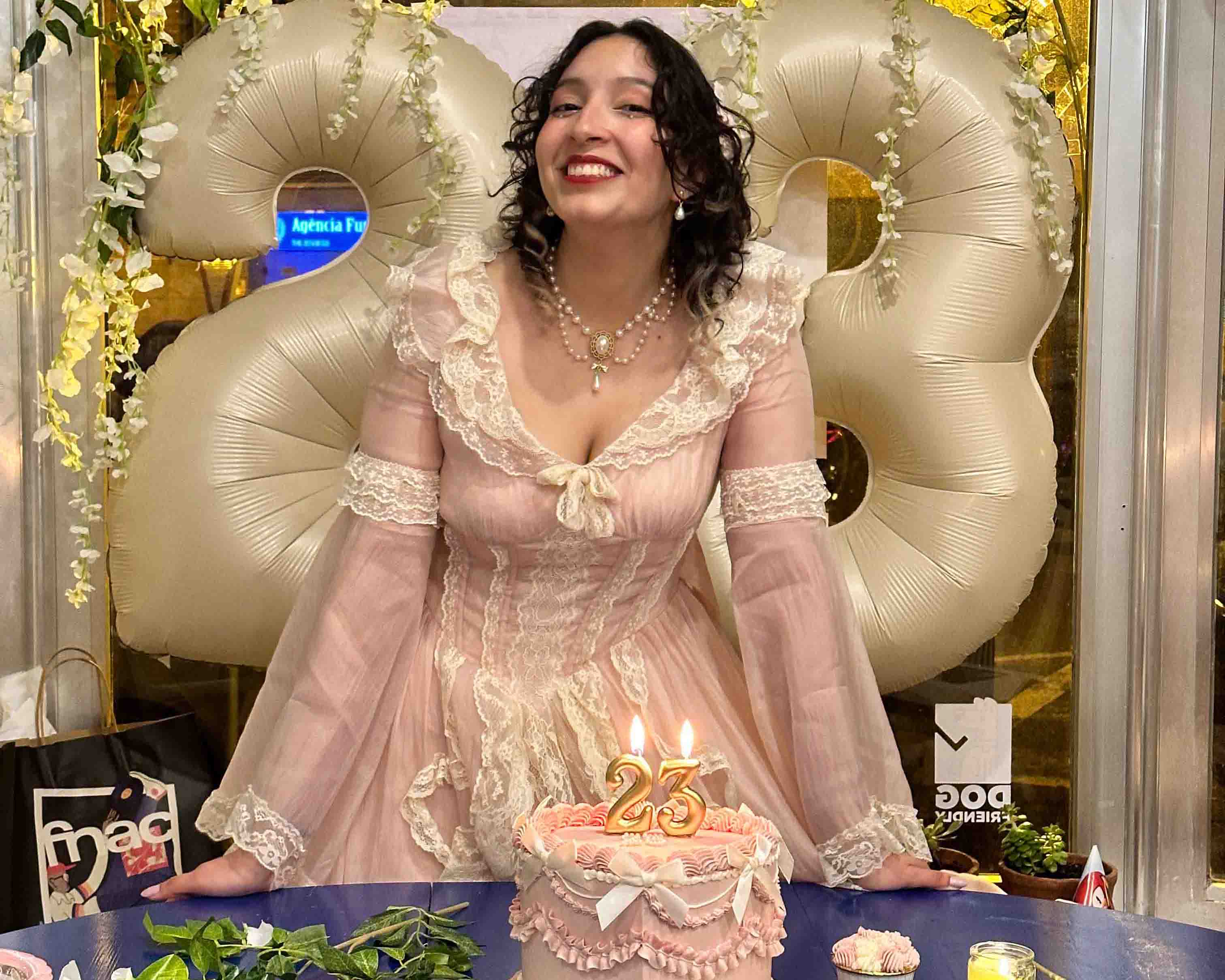 Grupo a pintar cerâmica em festa de aniversário